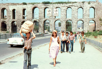 l'aqueduc de Valens du Ve sicle enjambe le boulevard Atatrk 